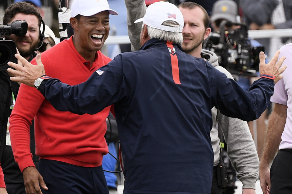 Tiger Woods och Fred Couples firar på Royal Melbourne Golf Club i Australien.