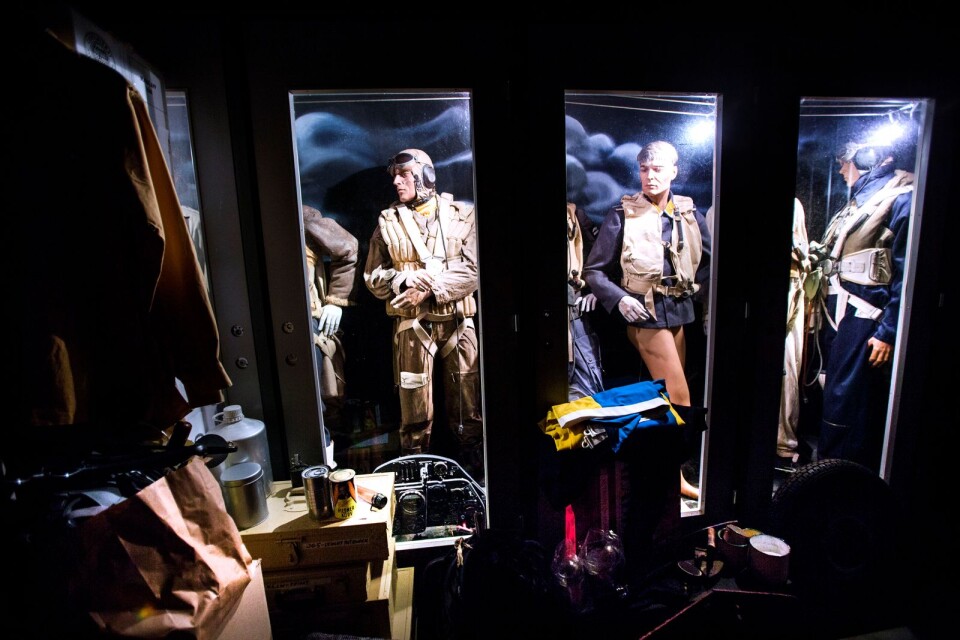 Upplysta och inglasade står skyltdockor uppklädda till piloter från andra världskriget. Nicklas Östergren och Malin Kihlberg letar med ljus och lykta efter fler skyltdockor till de kommande utställningarna i Klagstorp.