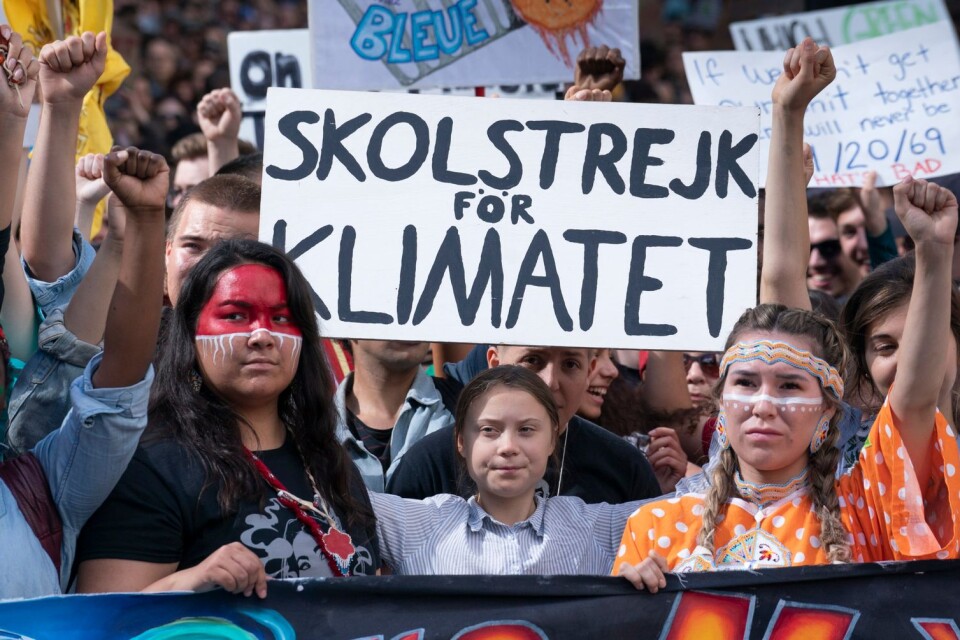 Greta Thunberg omgiven av ett gäng unga demonstranter under en klimatdemonstration i Montréal, Kanada.