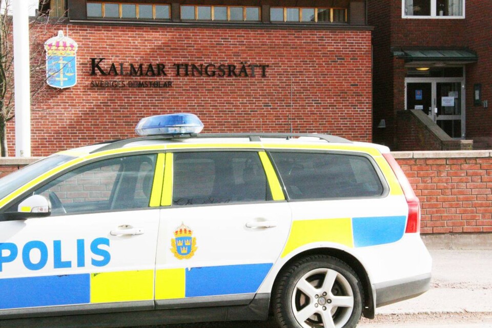 En tidigare straffad 48-åring bosatt på Öland döms tills till ett år i fängelse efter en grov misshandel i Nybro.