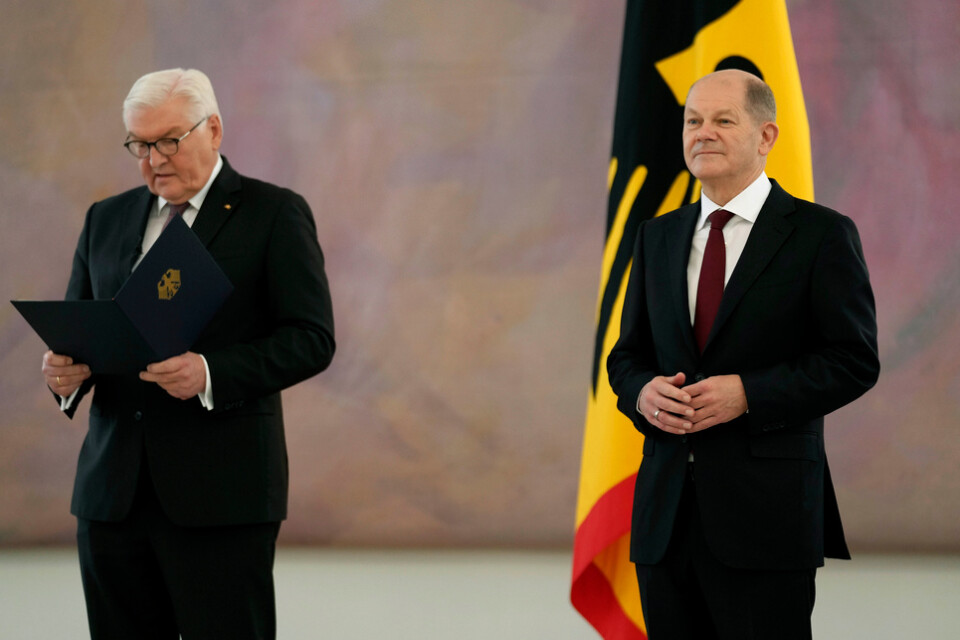 Tysklands president Frank-Walter Steinmeier (till vänster) och landets förbundskansler Olaf Scholz har bjudits in till ett besök i Ukraina. Arkivbild.