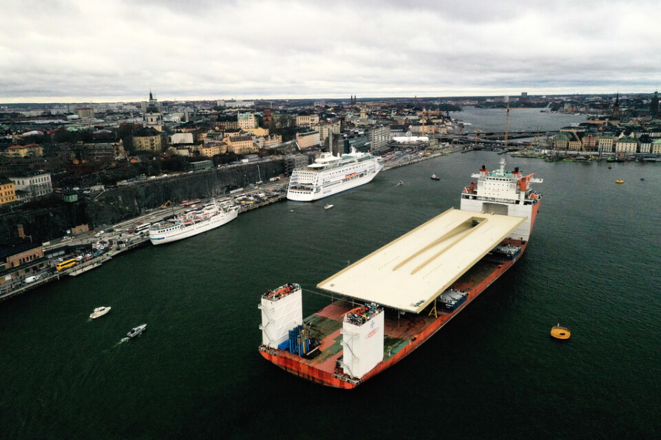 Lastfartyget Zhen Hua 33 anländer till Saltsjön och Slussen i Stockholm. Speciallastfartyget transporterar den nya Slussenbron på väg in till Slussen i Stockholm.