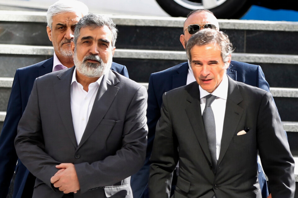 IAEA-chefen Rafael Grossi, till höger, anländer till ett möte med Mohammad Eslami, chef för Irans atomenergiorganisation (AEOI). Till vänster i bild är AEOI-talesmannen Behrouz Kamalvandi