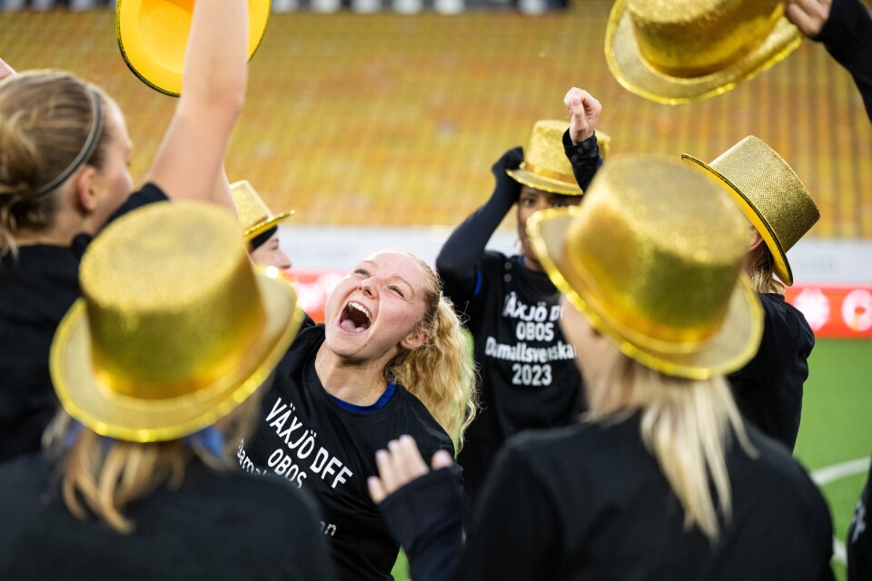 Växjö DFF:s Sophia Redenstrand firar uppflyttningen till Damallsvenskan tillsammans med sina lagkompisar.