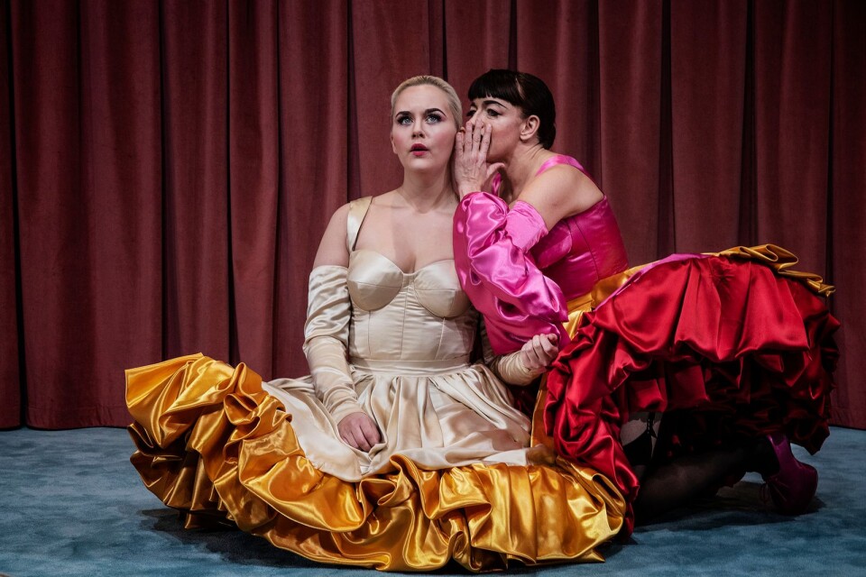Linn Mildehav (Cécile de Volanges) och Susanne Karlsson (Markisinnan de Merteuil) i en scen i ”Farliga förbindelser”.