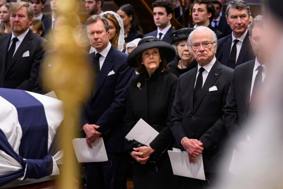 Drottning Silvia och kung Carl XVI Gustaf under begravningen i Aten.