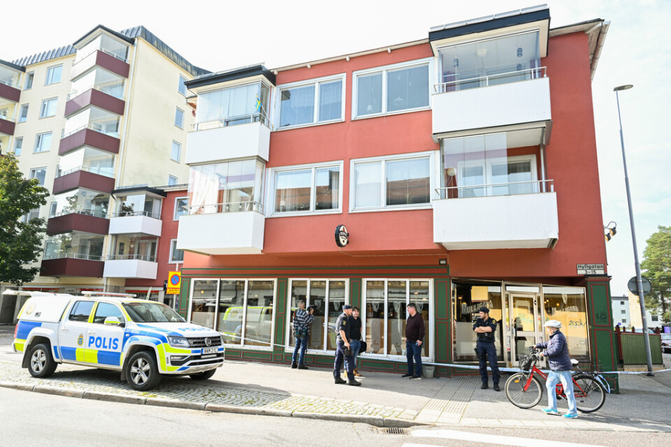 Två personer dödades i samband med torsdagens skottlossning på en pub i centrala Sandviken.