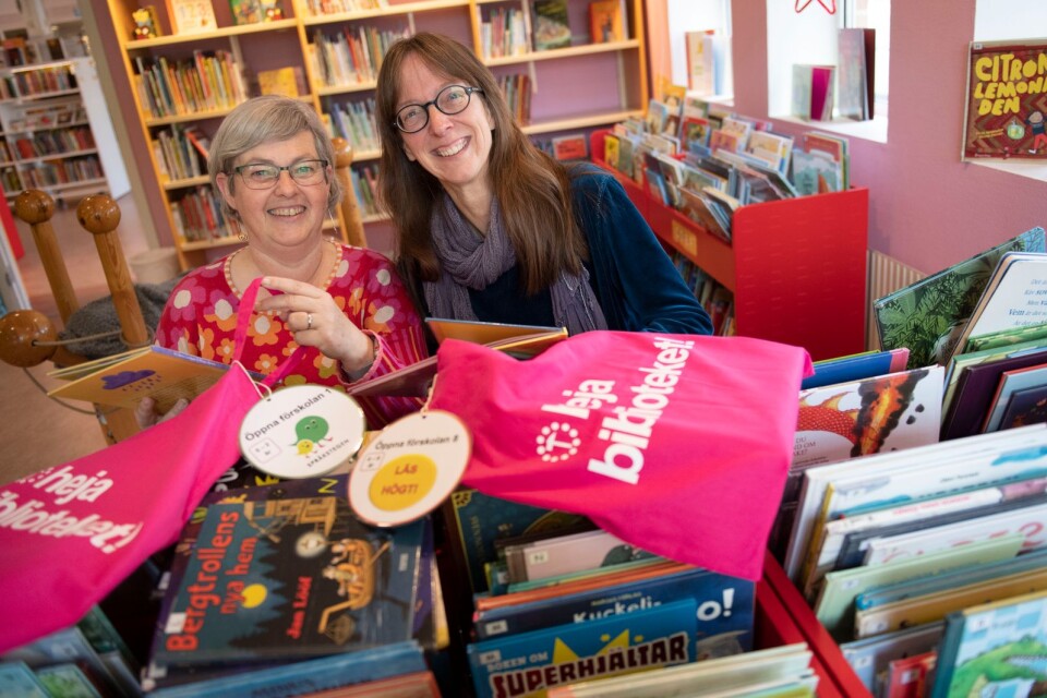 Språkpedagogen Ann-Mari Holmström och bibliotekarien Gunhild Gröndalen har roligt när de sätter samman kassar fulla med underbara sagor.