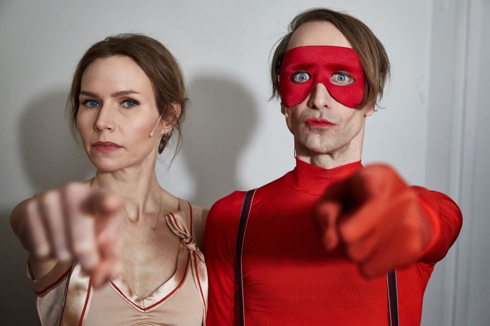 The Cardigans-sångerskan Nina Persson och Bob Hund-sångaren Thomas Öberg är med i föreställningen "Vinnaren tar allt", som är en samproduktion mellan Malmö stadsteater och Medborgarbandet.