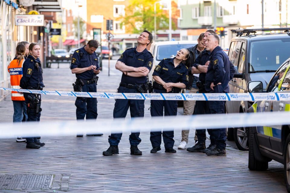 Polisens kriminaltekniker på plats vid avspärrningarna på Nobelvägen i Malmö efter att en kvinna fallit från ett fönster på ett flerfamiljshus.