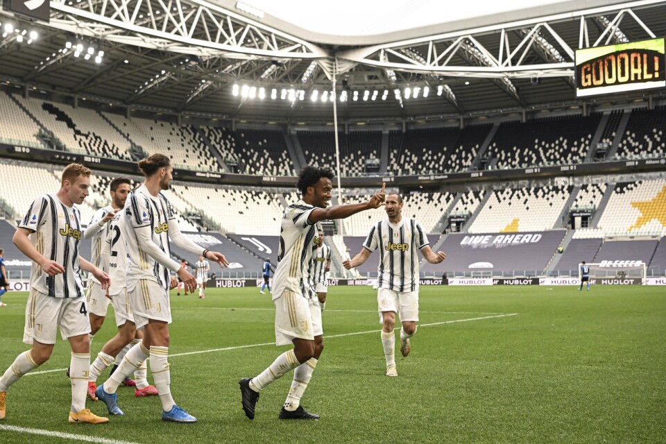 Juventus Juan Cuadrado firar sitt första av två mål mot Inter, tillsammans med bland andra Dejan Kulusevski, till vänster.