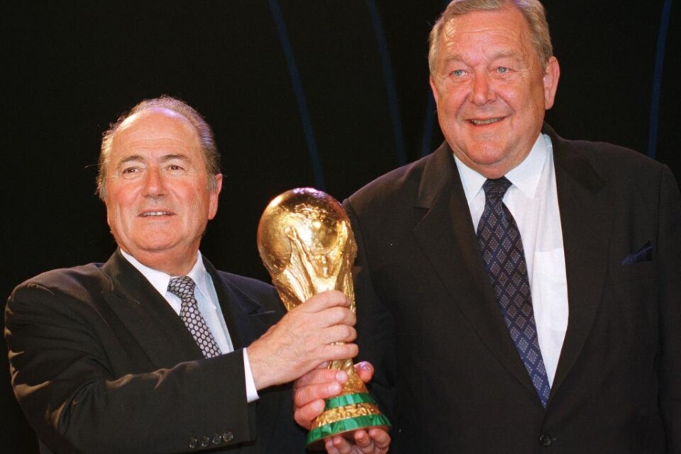Sepp Blatter avgår - och den förre antagonisten Lennart Johansson är nöjd. - Hela fotbollsvärlden borde vara glad och lättad, säger den förre Uefa-presidenten till Fotbollskanalen. I Internationella fotbollsförbundets ordförandeval 1998 fick Lennart Joh