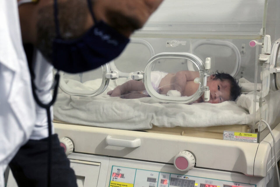 Den lilla flickan som föddes i rasmassor och räddades vårdas nu på sjukhus. Arkivbild.