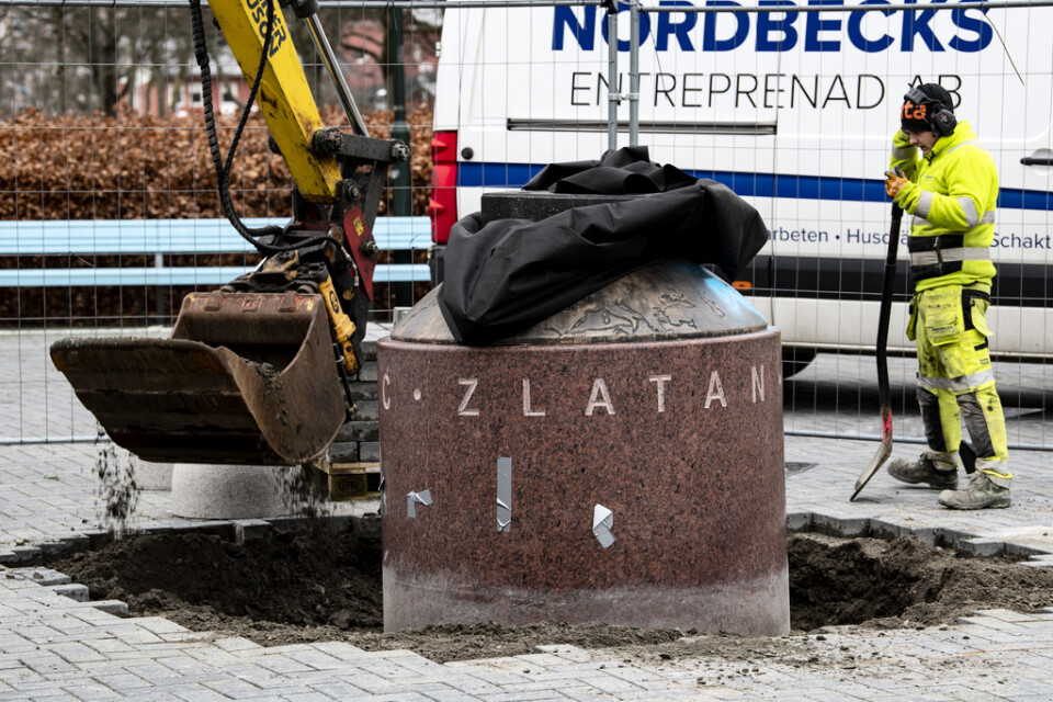 Stenbeläggningen kring det nio ton tunga fundamentet till Zlatanstatyn på Stadiontorget i Malmö togs bort på tisdagen.