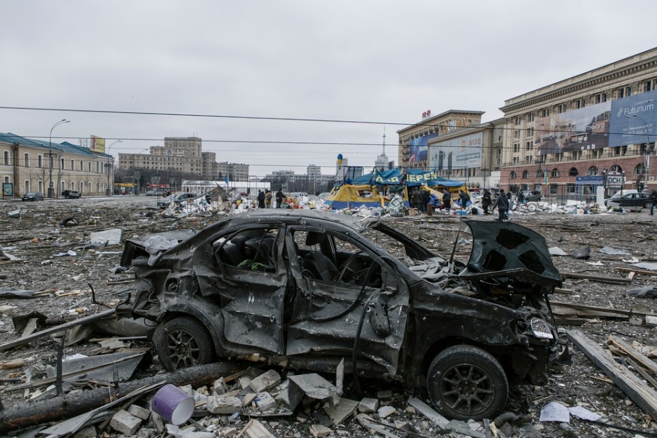 Stora torget i den ukrainska staden Kharkiv efter en rysk attack på tisdagen.