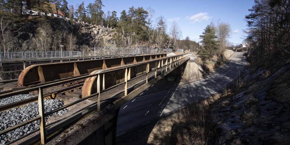 Det kommer att bli problem i trafiken när järnvägsbro i Viskafors ska renoveras. Arbetet beräknas pågå i tre veckor och vägen kommer att vara helt avstängd på helger.