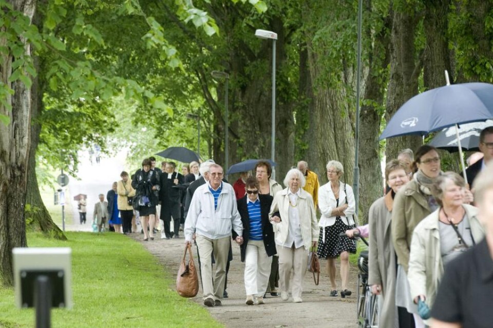 Först högmässa, sedan gemensam promenad genom allén upp till Östrabo där kyrkkaffet väntar i trädgården. Ceremonien har blivit en tradition.