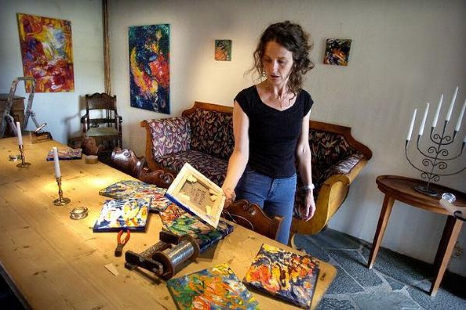 Katinka Husberg bor i Munka Ljungby och hennes måleri finns i en tradition av abstrakt expressionism. I sommar ställer hon ut på Tomarp Gårdshotell, vid Ekestad. Bild: Bosse Nilsson