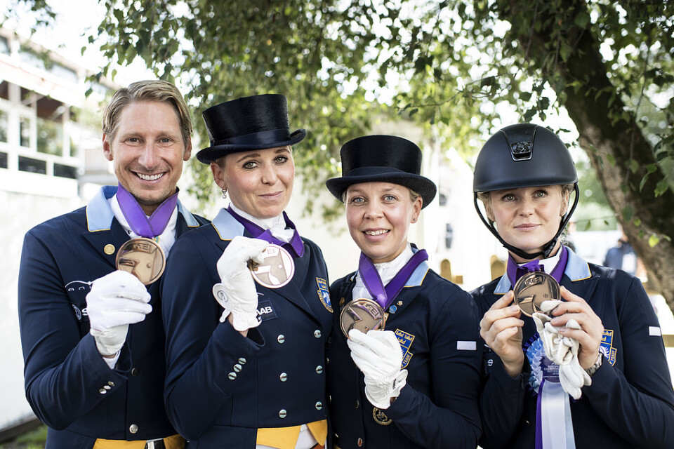 Svenska dressyrlaget med Patrik Kittel, Antonia Ramel, Therese Nilshagen och Juliette Ramel med EM-bronsmedaljerna.