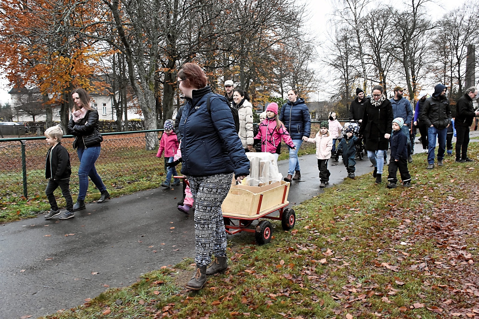 Det blev även en vandring ner till torget i Vinslöv där några papperskorgar fick nya kläder. Foto: Helén Fingalsson