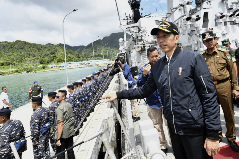 Indonesiens president Joko Widodo besöker Natunaöarna, som Jakarta hävdar tillhör dem medan Peking menar att öarna ligger i vatten som traditionellt är kinesiskt territorium.