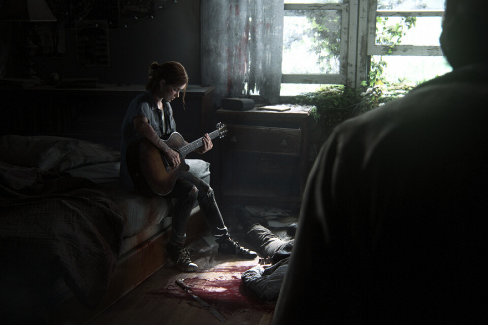Ellie övar på gitarren innan hon ger sig ut i den dystra världen som "The last of us: Part II" målar upp. Pressbild.
