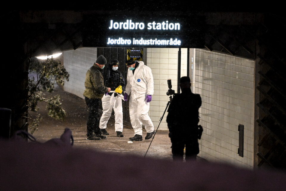 Två personer sköts i närheten av pendeltågsstationen i Jordbro i Haninge söder om Stockholm sent på onsdagseftermiddagen.