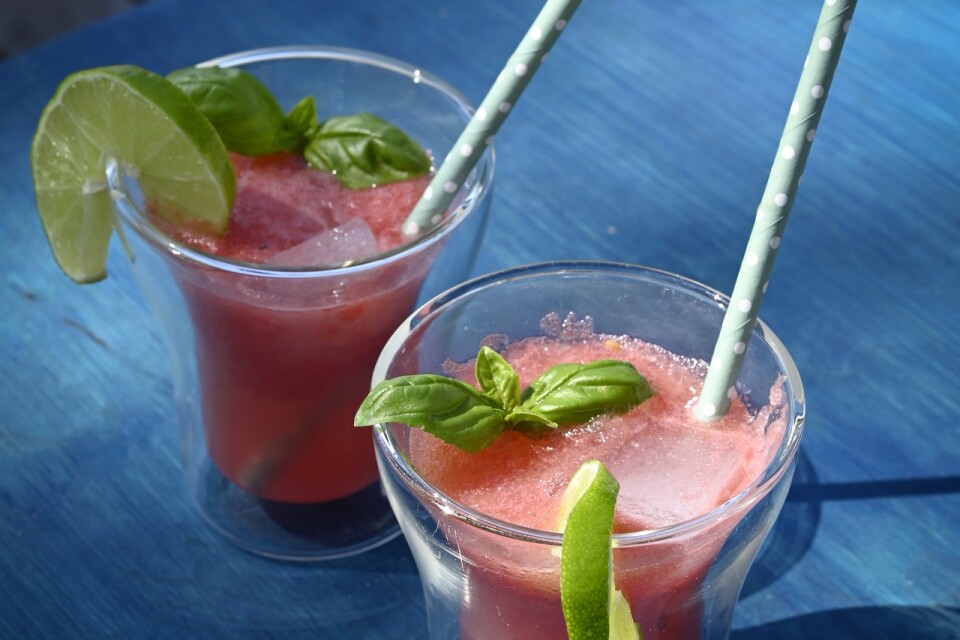 Vattenmelonsmoothie med lime och örter svalkar härligt i sommarvärmen.
