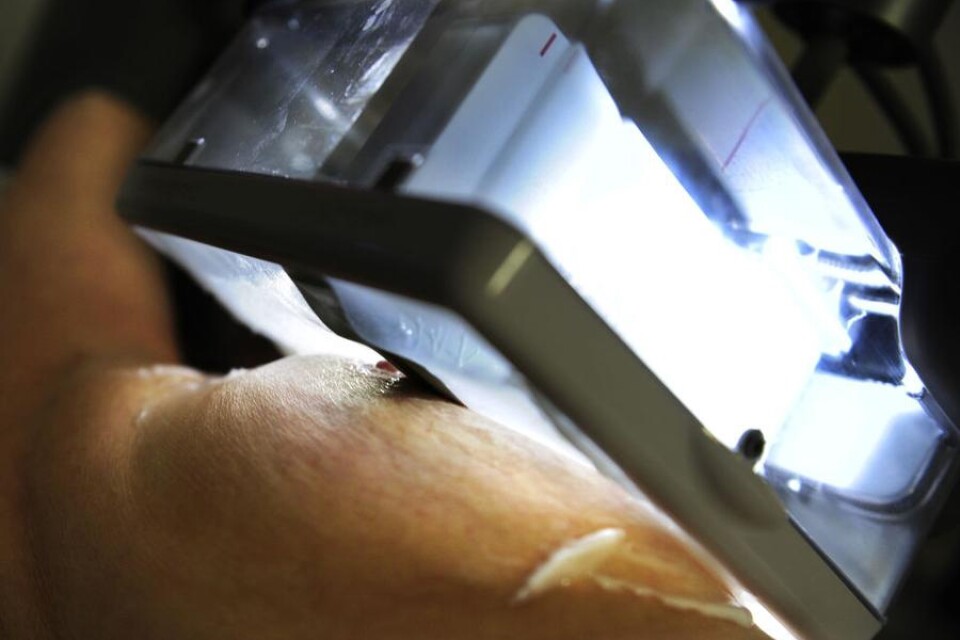 Det nya automatiska ultraljudet i Västervik gör att fler patienter kan undersökas på kortare tid. I Kalmar görs manuellt ultraljud på kvinnor som ska utredas och som har täta bröst.