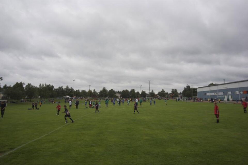 76 lag med sammanlagt över 1 000 barn deltog i årets upplaga av fotbollscupen. Under gruppspelet på lördagen pågick det spel på alla planer samtidigt.