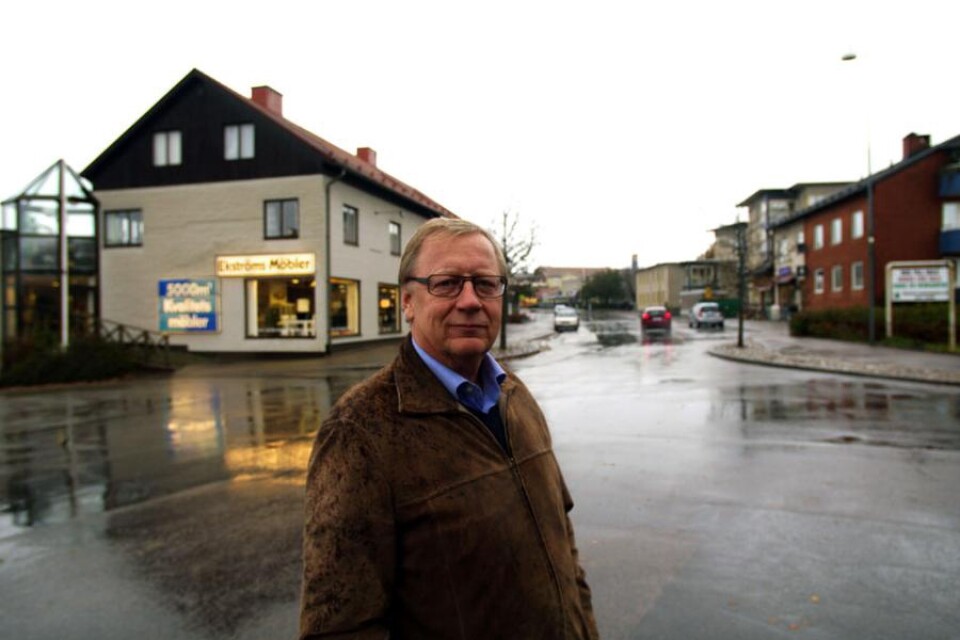 Kommunalrådet Arne Karlsson (M) försöker reda ut ett problem inom stadsplaneringen. Hur kan handeln samsas med bostadshus som ligger precis intill.
