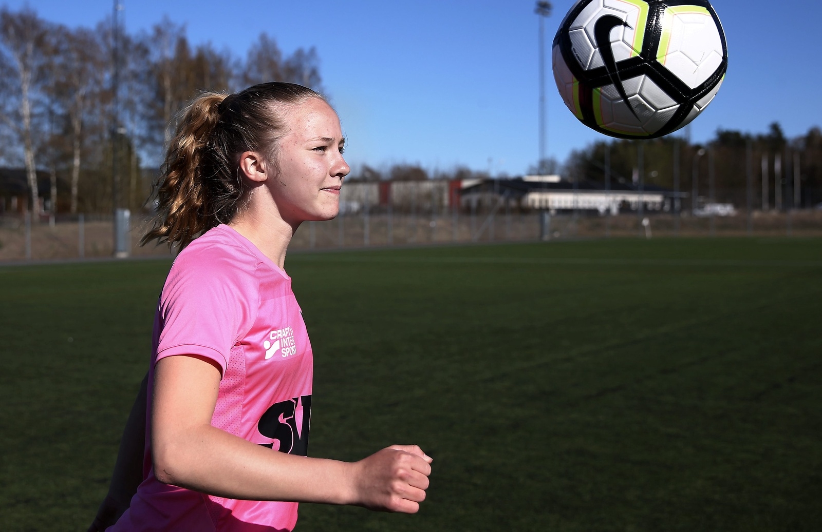 Mathilde Janzens bollteknik är något utöver det vanliga. Hon spelar fotboll med FC Hessleholm och med Vankivas killar – och så tränar hon extra hemma i trädgården. Foto: Stefan Sandström