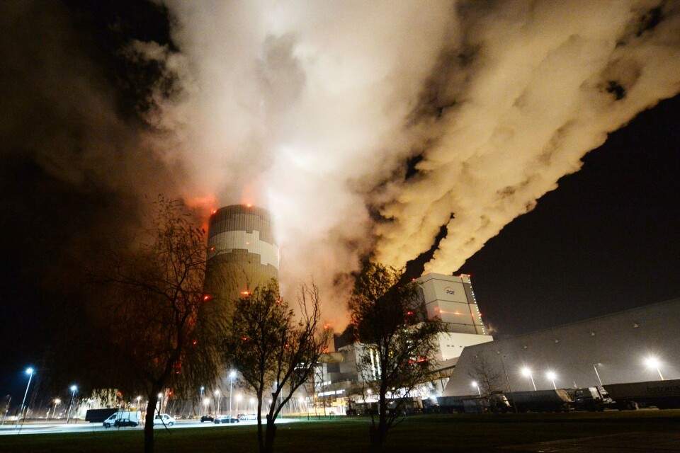 Röken virvlar upp från Europas största brunkolskraftverk i Betchatow i centrala Polen. Arkivbild.