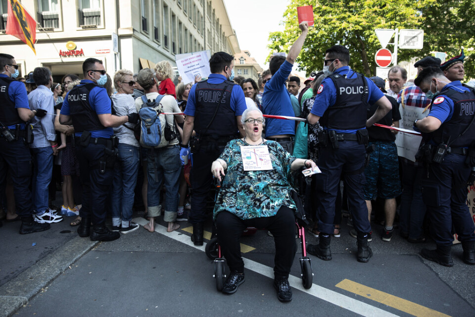 Schweizisk polis övervakar demonstranter som protesterar mot restriktioner på grund av coronaviruset i huvudstaden Bern.