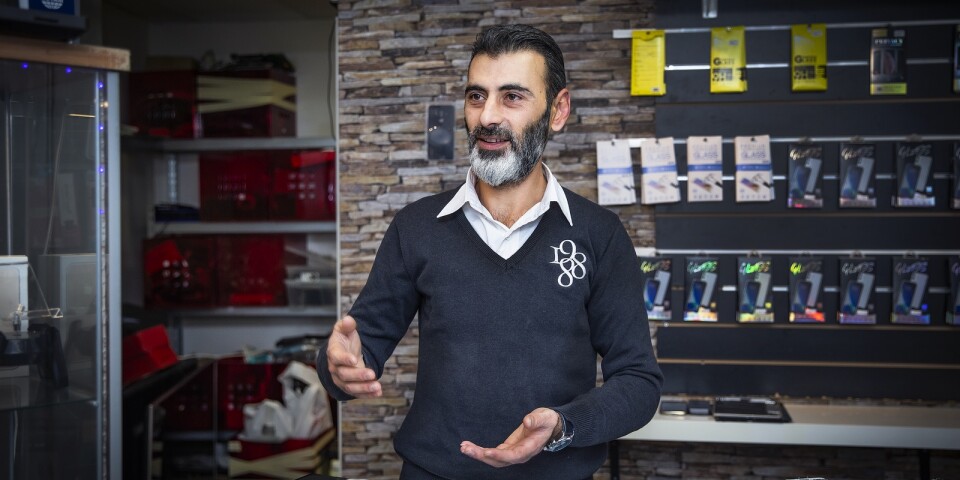 Butiksinnehavaren Omar löser både tekniska problem och korsord