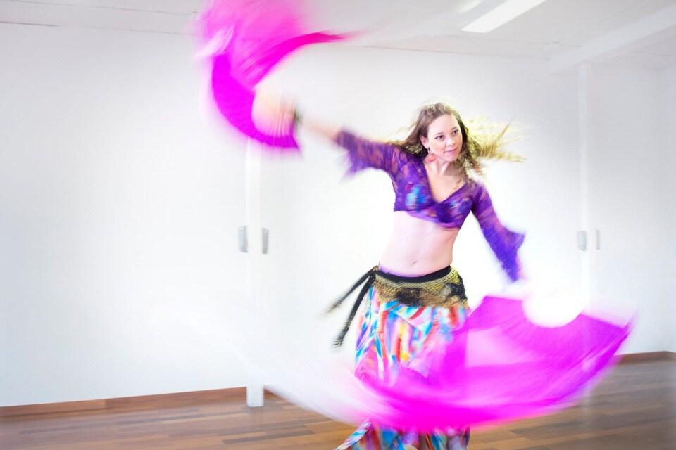Susanne Söderberg belly-dances.