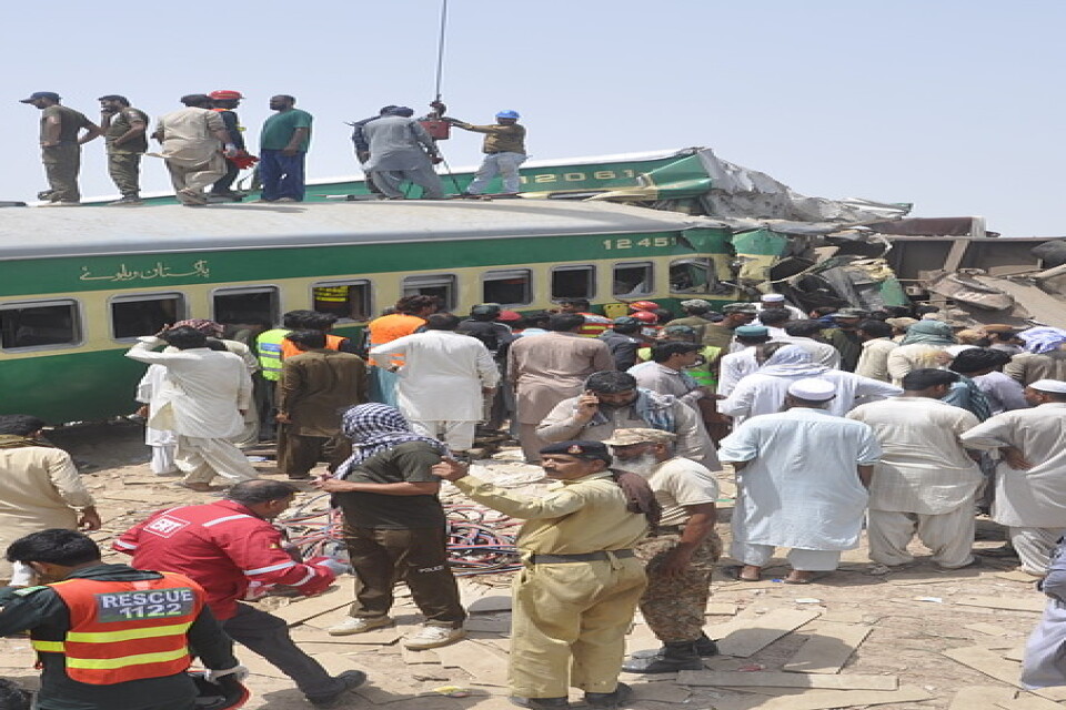 Räddningsarbetare och volontärer arbetar på olycksplatsen i Rahim Yar Khan, Pakistan.