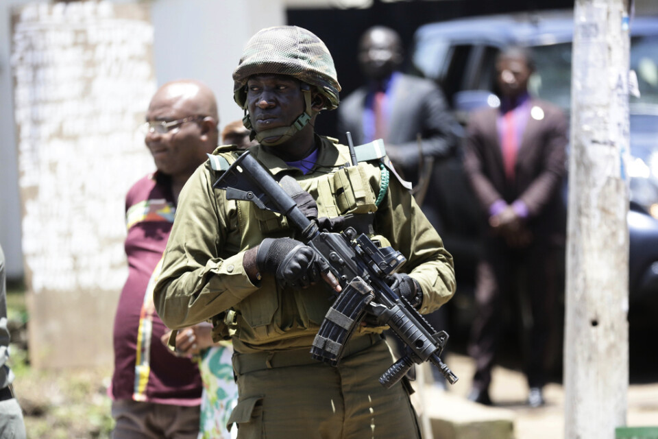 Kameruns armé tar på sig söndagens civila dödsfall. På bilden patrullerar en soldat i huvudstaden Yaoundé. Arkivbild.
