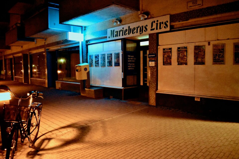 Två maskerade och knivbeväpnade rånare slog på tisdagskvällen till mot Mariebergs livs i Karlskrona.