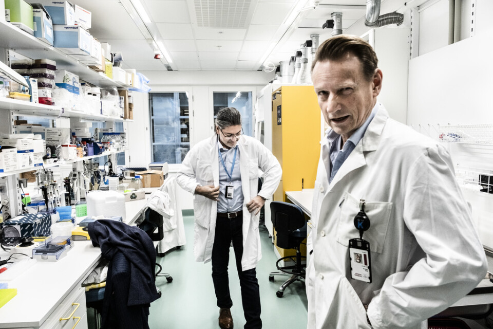 Vaccinforskaren Matti Sällberg, till höger, tillsammans med kollegan professor Ali Mirazimi vid Karolinska institutet i Huddinge. Arkivbild.