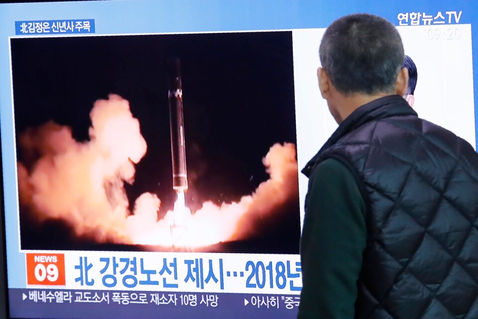En man i Sydkorea ser en tv-sändning ifrån en provsprängning av kärnvapen i Nordkorea.