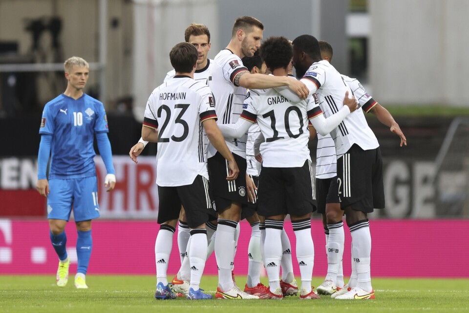 Tyskland firar ett av sina fyra mål mot Island. Flygplansproblem gjorde att laget sedan fick nödlanda i Edinburgh.