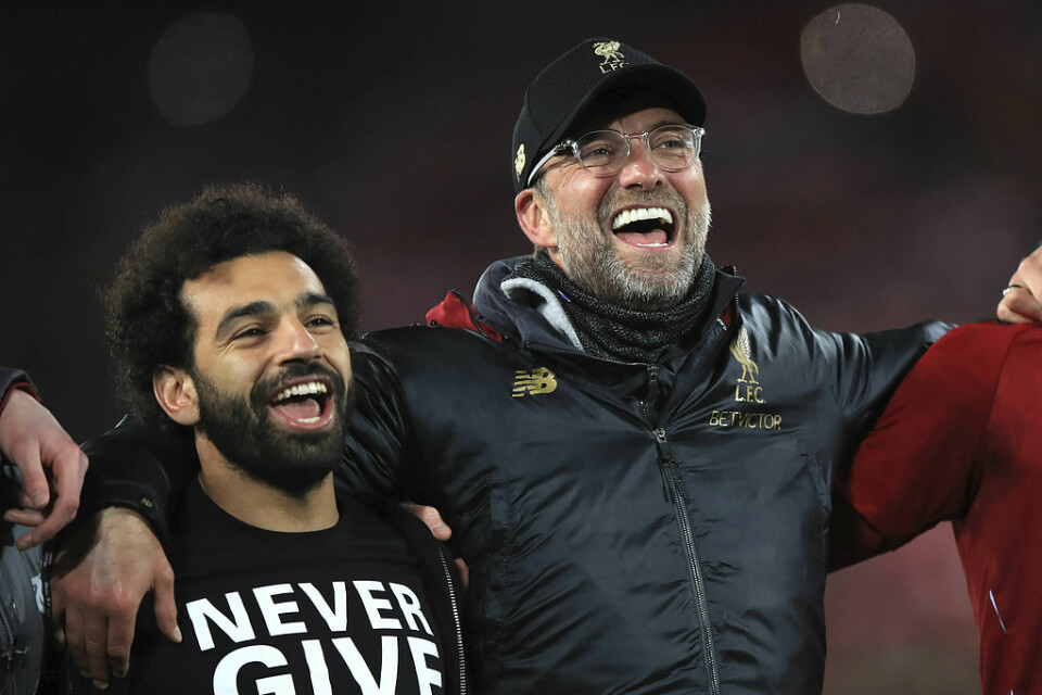 Mohamed Salah och Jürgen Klopp under Liverpools firande av finalavancemanget i Champions League.