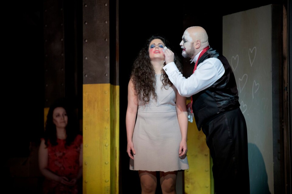 Dotter och far, Gilda (Bianca Tognocchi) och Rigoletto (Vladislav Sulimsky), i Malmö Operas uppsättning i vår.