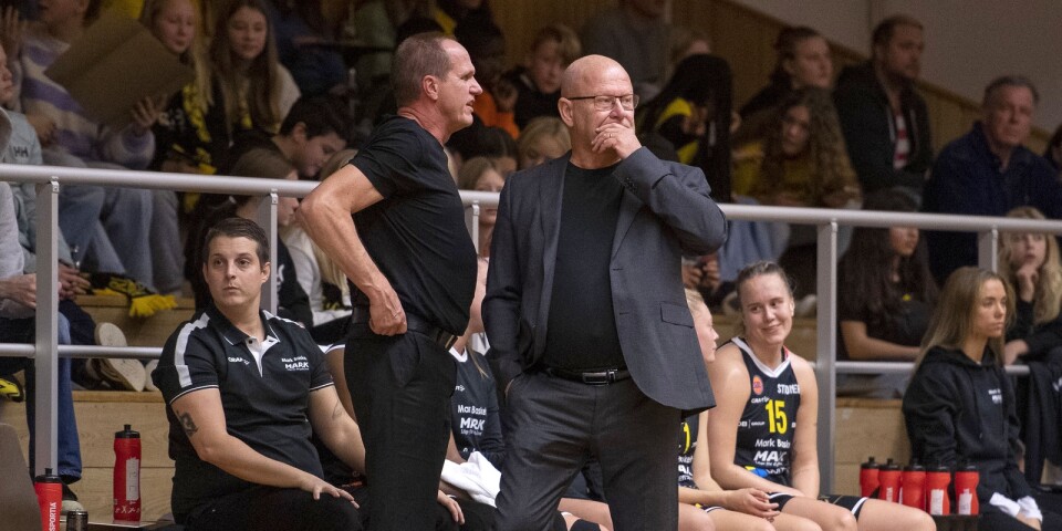 Mark Baskets coacher Fredrik Almqvist och Frank Alm i aktion under derbyt mot Borås i november. Under helgens Norrlandsturné är Almqvist ensam coach.