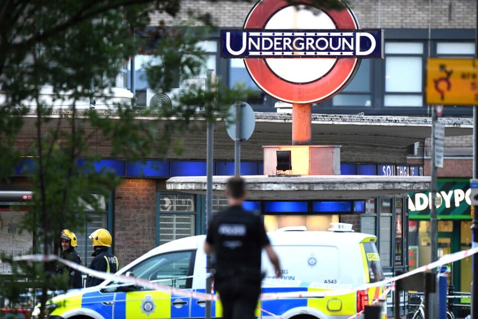 Fem personer har skadats i en mindre explosion vid tunnelbanestationen Southgate i norra London. Två fick föras till sjukhus, medan tre vårdades på plats för lindrigare skador. Polisen spärrade inledningsvis av runt stationen och uppmanade människor att