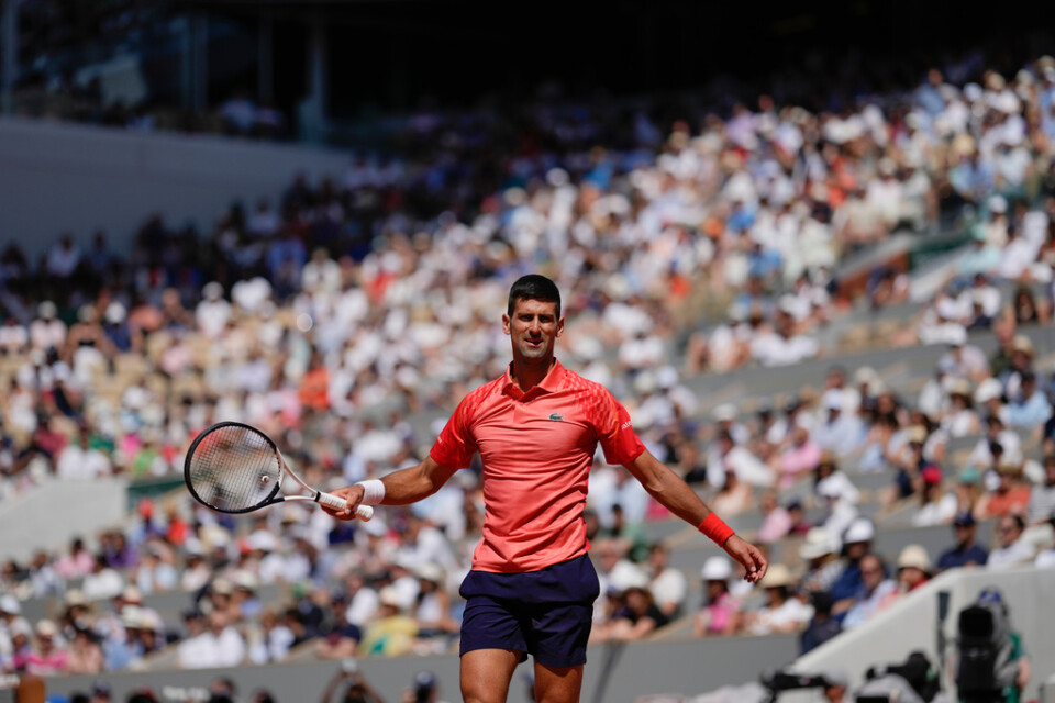 Novak Djokovic är klar för kvartsfinal i Paris.