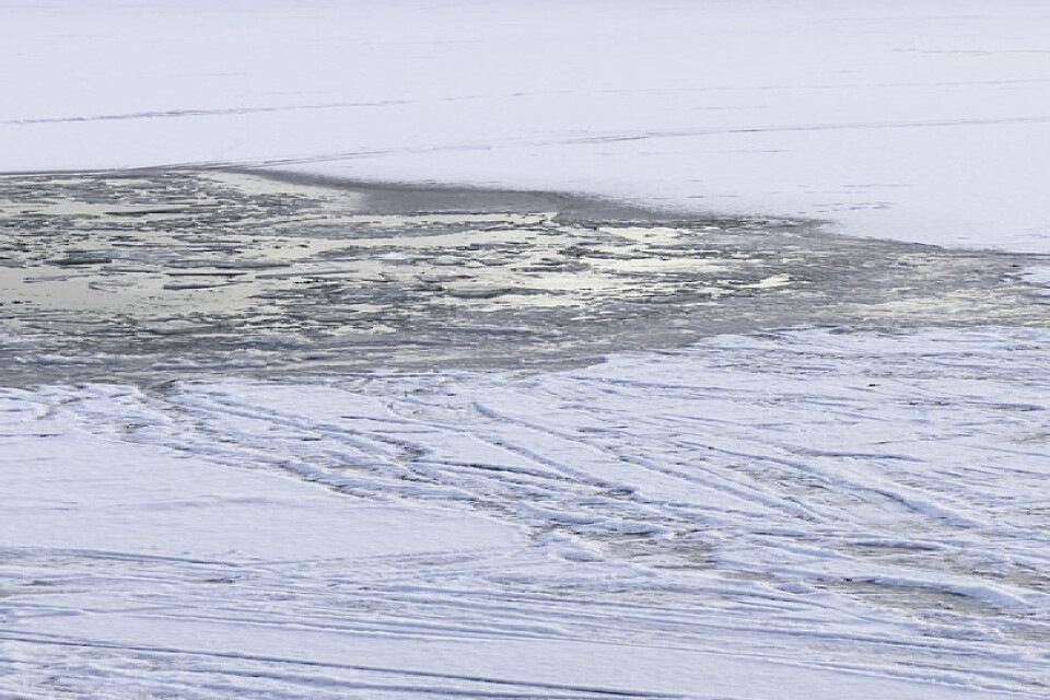 Dykare som övade isdyk kunde rädda en äldre man som gick genom isen i Luleå. Arkivbild.