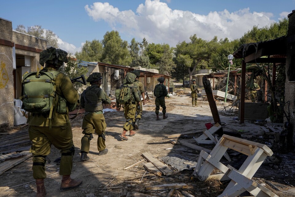 Israeliska soldater vid hus som Hamas-terrorister slagit till mot.