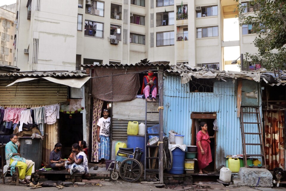 Fattiga indier bor tätt ihop i Dharavi i Bombay, där coronaviruset har börjat spridas.